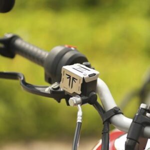 Mototorque TRIUMPH SPEED 400 - FRONT MASTER CYLINDER GUARD (SS)